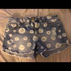 Tinseltown shorts with daisies size 8